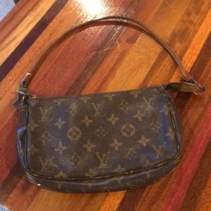 Authentic Louis Vuitton Pochette